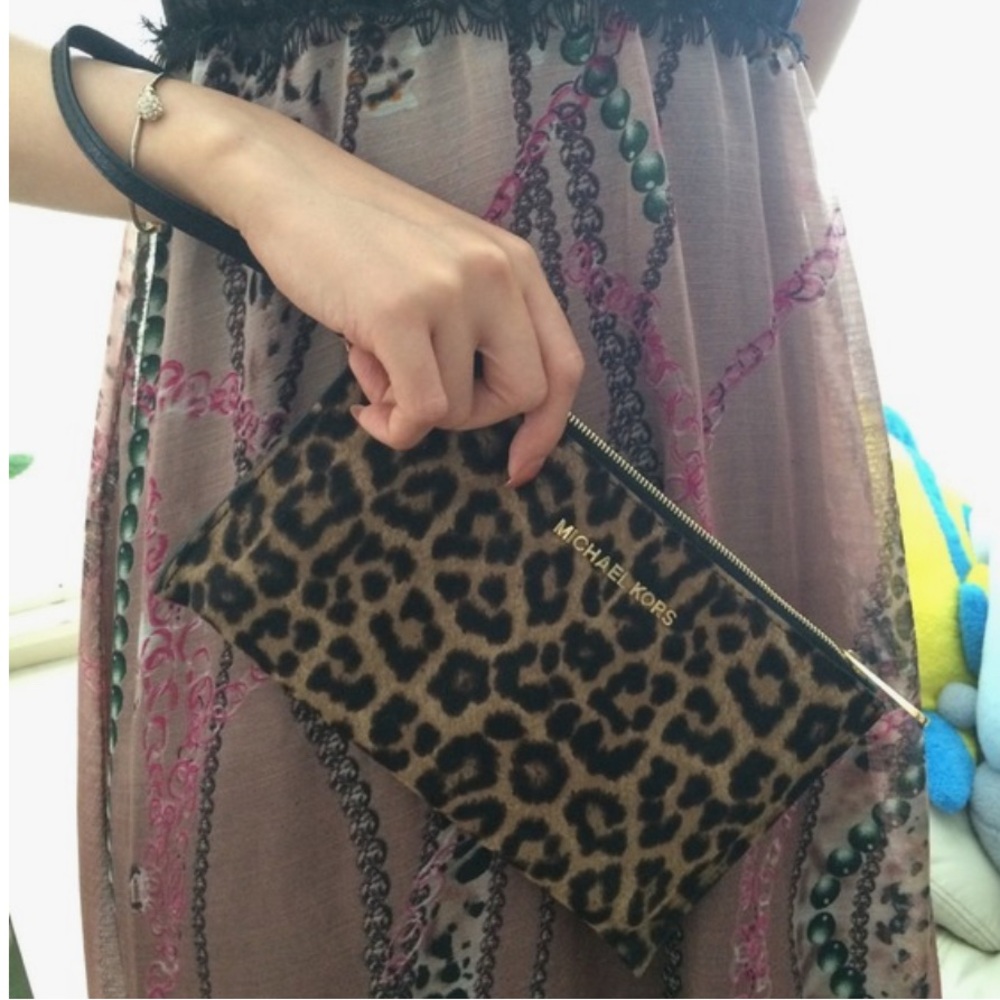 NWT Michael Kors Bedford Calf hair leopard print rectangular oversized wristlet - Picture 2 of 8